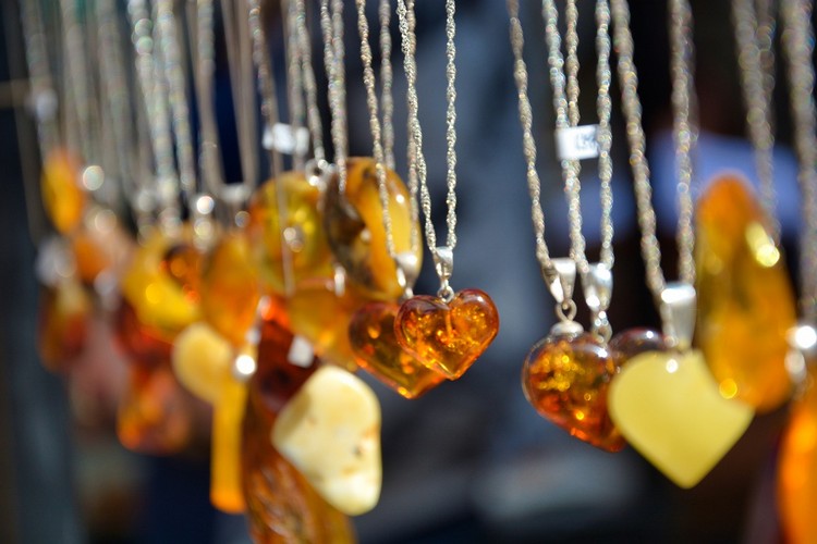 Colar de âmbar: informações importantes que precisa saber